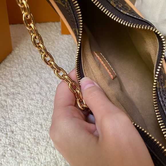 Louis Vuitton loop handbag 2022 - Picture 8 of 16